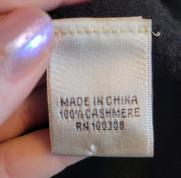 Peter Millar 100% Cashmere V-Neck Sweater – Black | Men’s Luxury Knitwear - Picture 4 of 5